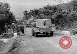Immagine di Artiglieria tedesca fire scioperi nei pressi di truppe americane Volturno River Valley Italia, 1944, secondo 13 filmato di repertorio 65675053484
