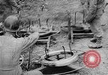 Immagine di Artiglieria tedesca fire scioperi nei pressi di truppe americane Volturno River Valley Italia, 1944, secondo 14 filmato di repertorio 65675053484