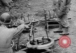 Immagine di Artiglieria tedesca fire scioperi nei pressi di truppe americane Volturno River Valley Italia, 1944, secondo 15 filmato di repertorio 65675053484