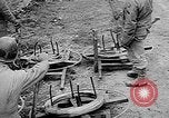 Immagine di Artiglieria tedesca fire scioperi nei pressi di truppe americane Volturno River Valley Italia, 1944, secondo 16 filmato di repertorio 65675053484