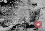 Immagine di Artiglieria tedesca fire scioperi nei pressi di truppe americane Volturno River Valley Italia, 1944, secondo 17 filmato di repertorio 65675053484