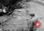 Immagine di Artiglieria tedesca fire scioperi nei pressi di truppe americane Volturno River Valley Italia, 1944, secondo 18 filmato di repertorio 65675053484