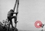 Immagine di Artiglieria tedesca fire scioperi nei pressi di truppe americane Volturno River Valley Italia, 1944, secondo 20 filmato di repertorio 65675053484