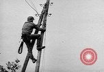 Immagine di Artiglieria tedesca fire scioperi nei pressi di truppe americane Volturno River Valley Italia, 1944, secondo 23 filmato di repertorio 65675053484