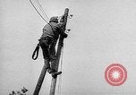 Immagine di Artiglieria tedesca fire scioperi nei pressi di truppe americane Volturno River Valley Italia, 1944, secondo 25 filmato di repertorio 65675053484