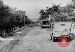 Immagine di Artiglieria tedesca fire scioperi nei pressi di truppe americane Volturno River Valley Italia, 1944, secondo 26 filmato di repertorio 65675053484