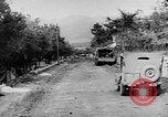 Immagine di Artiglieria tedesca fire scioperi nei pressi di truppe americane Volturno River Valley Italia, 1944, secondo 27 filmato di repertorio 65675053484