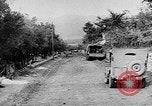 Immagine di Artiglieria tedesca fire scioperi nei pressi di truppe americane Volturno River Valley Italia, 1944, secondo 28 filmato di repertorio 65675053484