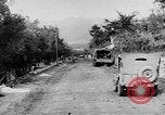 Immagine di Artiglieria tedesca fire scioperi nei pressi di truppe americane Volturno River Valley Italia, 1944, secondo 29 filmato di repertorio 65675053484
