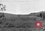 Immagine di Artiglieria tedesca fire scioperi nei pressi di truppe americane Volturno River Valley Italia, 1944, secondo 30 filmato di repertorio 65675053484