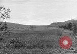 Immagine di Artiglieria tedesca fire scioperi nei pressi di truppe americane Volturno River Valley Italia, 1944, secondo 31 filmato di repertorio 65675053484