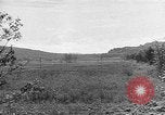 Immagine di Artiglieria tedesca fire scioperi nei pressi di truppe americane Volturno River Valley Italia, 1944, secondo 32 filmato di repertorio 65675053484