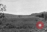 Immagine di Artiglieria tedesca fire scioperi nei pressi di truppe americane Volturno River Valley Italia, 1944, secondo 33 filmato di repertorio 65675053484