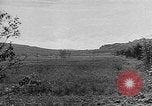 Immagine di Artiglieria tedesca fire scioperi nei pressi di truppe americane Volturno River Valley Italia, 1944, secondo 34 filmato di repertorio 65675053484