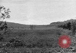 Immagine di Artiglieria tedesca fire scioperi nei pressi di truppe americane Volturno River Valley Italia, 1944, secondo 35 filmato di repertorio 65675053484