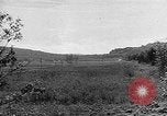 Immagine di Artiglieria tedesca fire scioperi nei pressi di truppe americane Volturno River Valley Italia, 1944, secondo 36 filmato di repertorio 65675053484