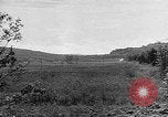 Immagine di Artiglieria tedesca fire scioperi nei pressi di truppe americane Volturno River Valley Italia, 1944, secondo 37 filmato di repertorio 65675053484