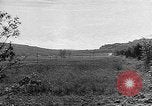 Immagine di Artiglieria tedesca fire scioperi nei pressi di truppe americane Volturno River Valley Italia, 1944, secondo 38 filmato di repertorio 65675053484
