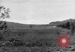 Immagine di Artiglieria tedesca fire scioperi nei pressi di truppe americane Volturno River Valley Italia, 1944, secondo 39 filmato di repertorio 65675053484
