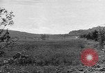 Immagine di Artiglieria tedesca fire scioperi nei pressi di truppe americane Volturno River Valley Italia, 1944, secondo 40 filmato di repertorio 65675053484