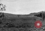 Immagine di Artiglieria tedesca fire scioperi nei pressi di truppe americane Volturno River Valley Italia, 1944, secondo 41 filmato di repertorio 65675053484