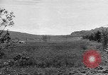 Immagine di Artiglieria tedesca fire scioperi nei pressi di truppe americane Volturno River Valley Italia, 1944, secondo 42 filmato di repertorio 65675053484