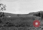Immagine di Artiglieria tedesca fire scioperi nei pressi di truppe americane Volturno River Valley Italia, 1944, secondo 43 filmato di repertorio 65675053484
