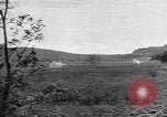 Immagine di Artiglieria tedesca fire scioperi nei pressi di truppe americane Volturno River Valley Italia, 1944, secondo 44 filmato di repertorio 65675053484