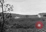 Immagine di Artiglieria tedesca fire scioperi nei pressi di truppe americane Volturno River Valley Italia, 1944, secondo 45 filmato di repertorio 65675053484
