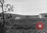 Immagine di Artiglieria tedesca fire scioperi nei pressi di truppe americane Volturno River Valley Italia, 1944, secondo 46 filmato di repertorio 65675053484