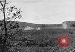 Immagine di Artiglieria tedesca fire scioperi nei pressi di truppe americane Volturno River Valley Italia, 1944, secondo 47 filmato di repertorio 65675053484