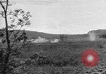 Immagine di Artiglieria tedesca fire scioperi nei pressi di truppe americane Volturno River Valley Italia, 1944, secondo 48 filmato di repertorio 65675053484