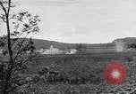 Immagine di Artiglieria tedesca fire scioperi nei pressi di truppe americane Volturno River Valley Italia, 1944, secondo 49 filmato di repertorio 65675053484