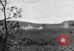Immagine di Artiglieria tedesca fire scioperi nei pressi di truppe americane Volturno River Valley Italia, 1944, secondo 50 filmato di repertorio 65675053484