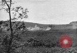 Immagine di Artiglieria tedesca fire scioperi nei pressi di truppe americane Volturno River Valley Italia, 1944, secondo 51 filmato di repertorio 65675053484