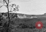 Immagine di Artiglieria tedesca fire scioperi nei pressi di truppe americane Volturno River Valley Italia, 1944, secondo 53 filmato di repertorio 65675053484