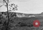 Immagine di Artiglieria tedesca fire scioperi nei pressi di truppe americane Volturno River Valley Italia, 1944, secondo 54 filmato di repertorio 65675053484