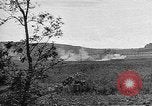 Immagine di Artiglieria tedesca fire scioperi nei pressi di truppe americane Volturno River Valley Italia, 1944, secondo 55 filmato di repertorio 65675053484