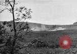 Immagine di Artiglieria tedesca fire scioperi nei pressi di truppe americane Volturno River Valley Italia, 1944, secondo 57 filmato di repertorio 65675053484