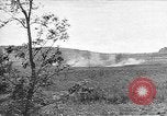 Immagine di Artiglieria tedesca fire scioperi nei pressi di truppe americane Volturno River Valley Italia, 1944, secondo 58 filmato di repertorio 65675053484