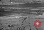 Immagine di Artiglieria tedesca fire scioperi nei pressi di truppe americane Volturno River Valley Italia, 1944, secondo 59 filmato di repertorio 65675053484