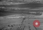 Immagine di Artiglieria tedesca fire scioperi nei pressi di truppe americane Volturno River Valley Italia, 1944, secondo 60 filmato di repertorio 65675053484