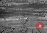 Immagine di Artiglieria tedesca fire scioperi nei pressi di truppe americane Volturno River Valley Italia, 1944, secondo 61 filmato di repertorio 65675053484