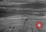 Immagine di Artiglieria tedesca fire scioperi nei pressi di truppe americane Volturno River Valley Italia, 1944, secondo 62 filmato di repertorio 65675053484