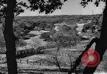 Image Ranch au Texas style de milieu des années 1940 Kerrville Texas USA, 1945, de la seconde 17 séquences d'archives historiques vidéo 65675053501