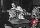 Immagine di Trainer donna Los Angeles California USA, 1935, secondo 41 filmato di repertorio 65675053530