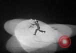 Standbild Eislaufen New York City USA, 1941, aus Sekunde 13 historischem Filmmaterial Videoclip 65675053559