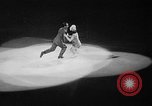 Standbild Eislaufen New York City USA, 1941, aus Sekunde 14 historischem Filmmaterial Videoclip 65675053559