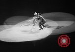 Standbild Eislaufen New York City USA, 1941, aus Sekunde 15 historischem Filmmaterial Videoclip 65675053559