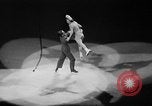 Standbild Eislaufen New York City USA, 1941, aus Sekunde 16 historischem Filmmaterial Videoclip 65675053559